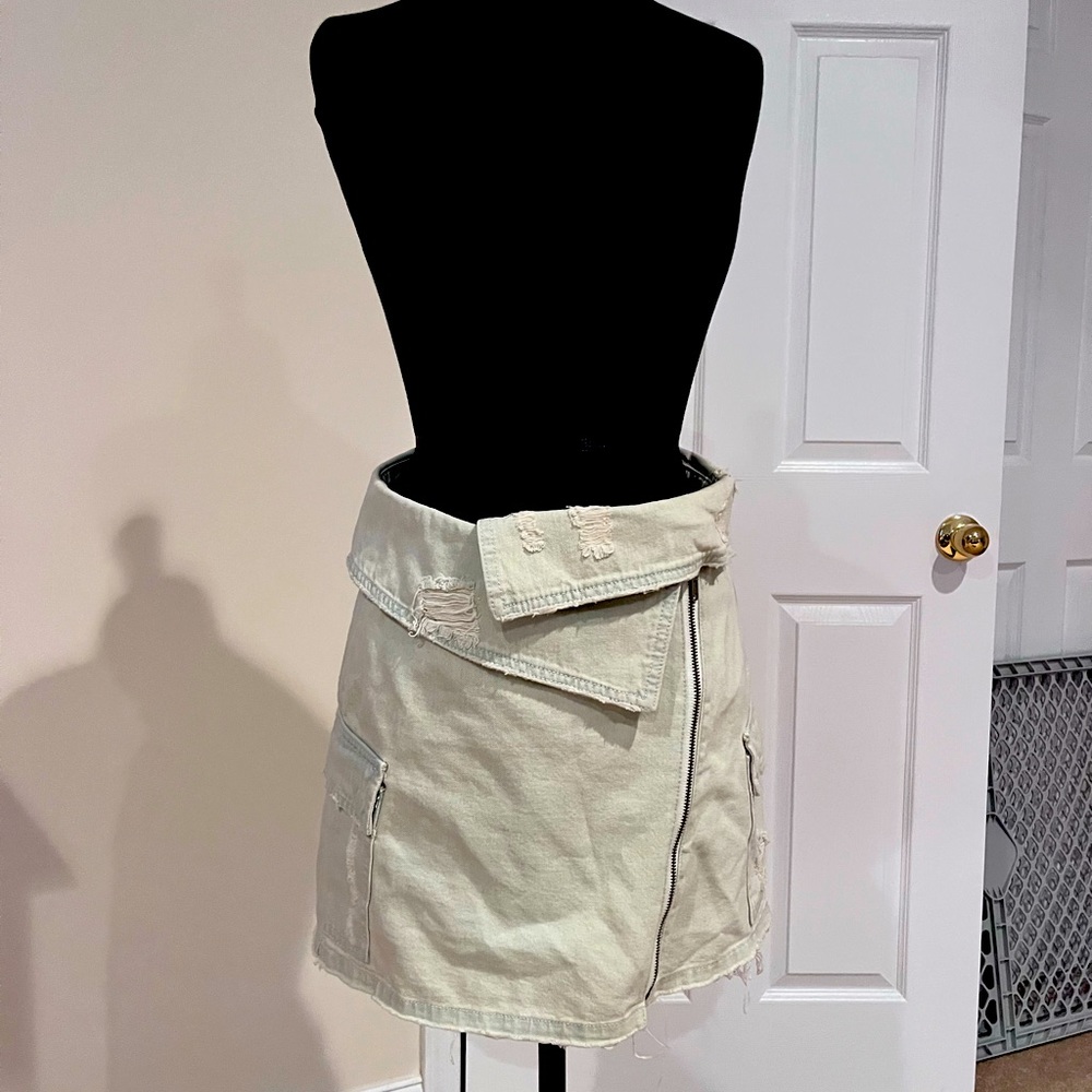Zip-up faded jeans skirt. Super stylish!!
